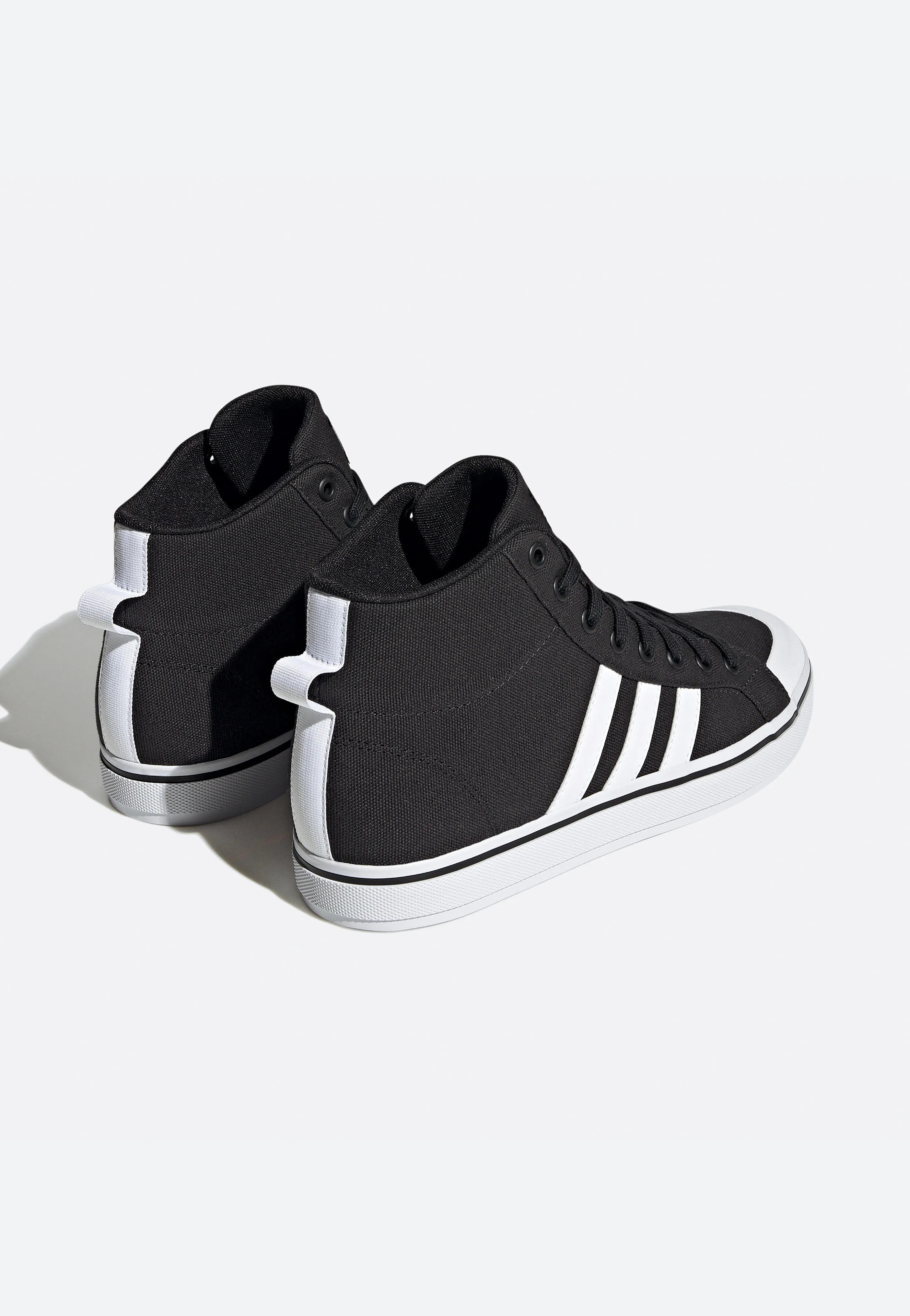 Adidas - Bravada 2.0 Mid Cblack/Ftwwht/Ftwwht - Shoes