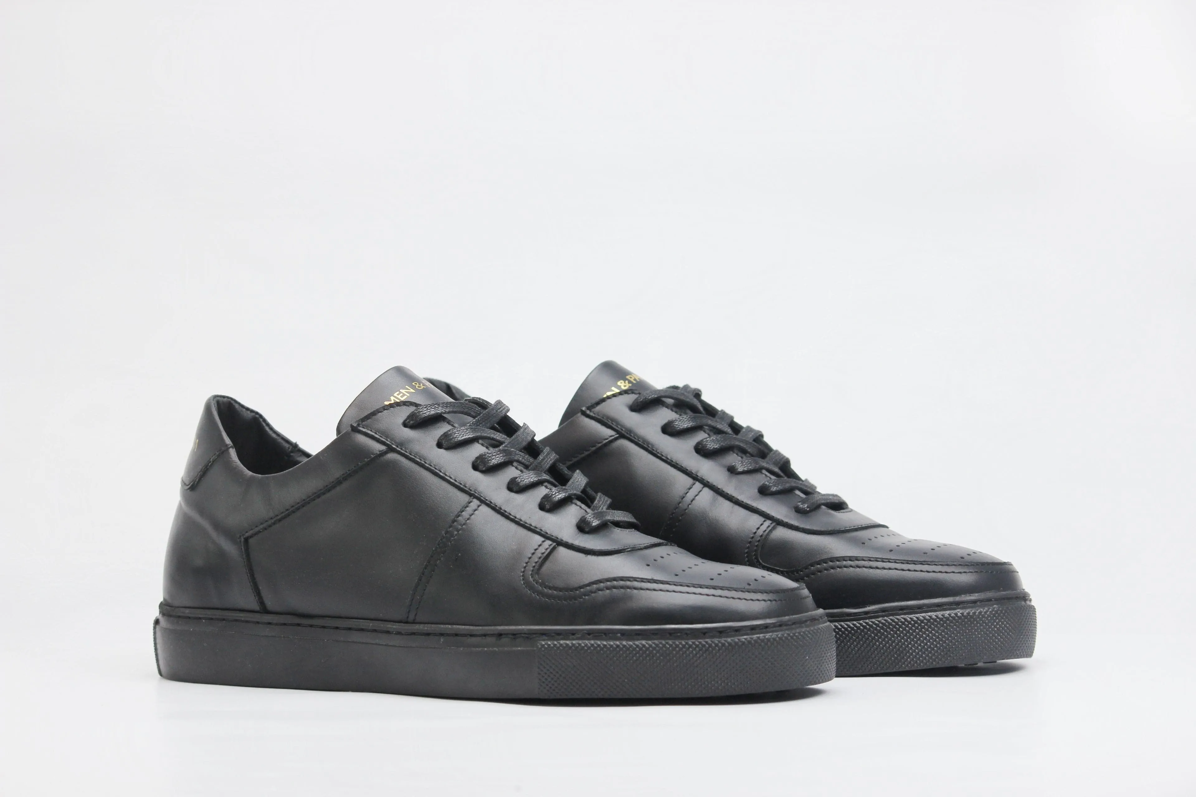 Sneakers BASE en cuir noir