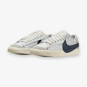 W NIKE BLAZER LOW '77 JUMBO SUMMIT WHITE/OBSIDIAN-SAIL-METALLIC GOLD FZ6773-100